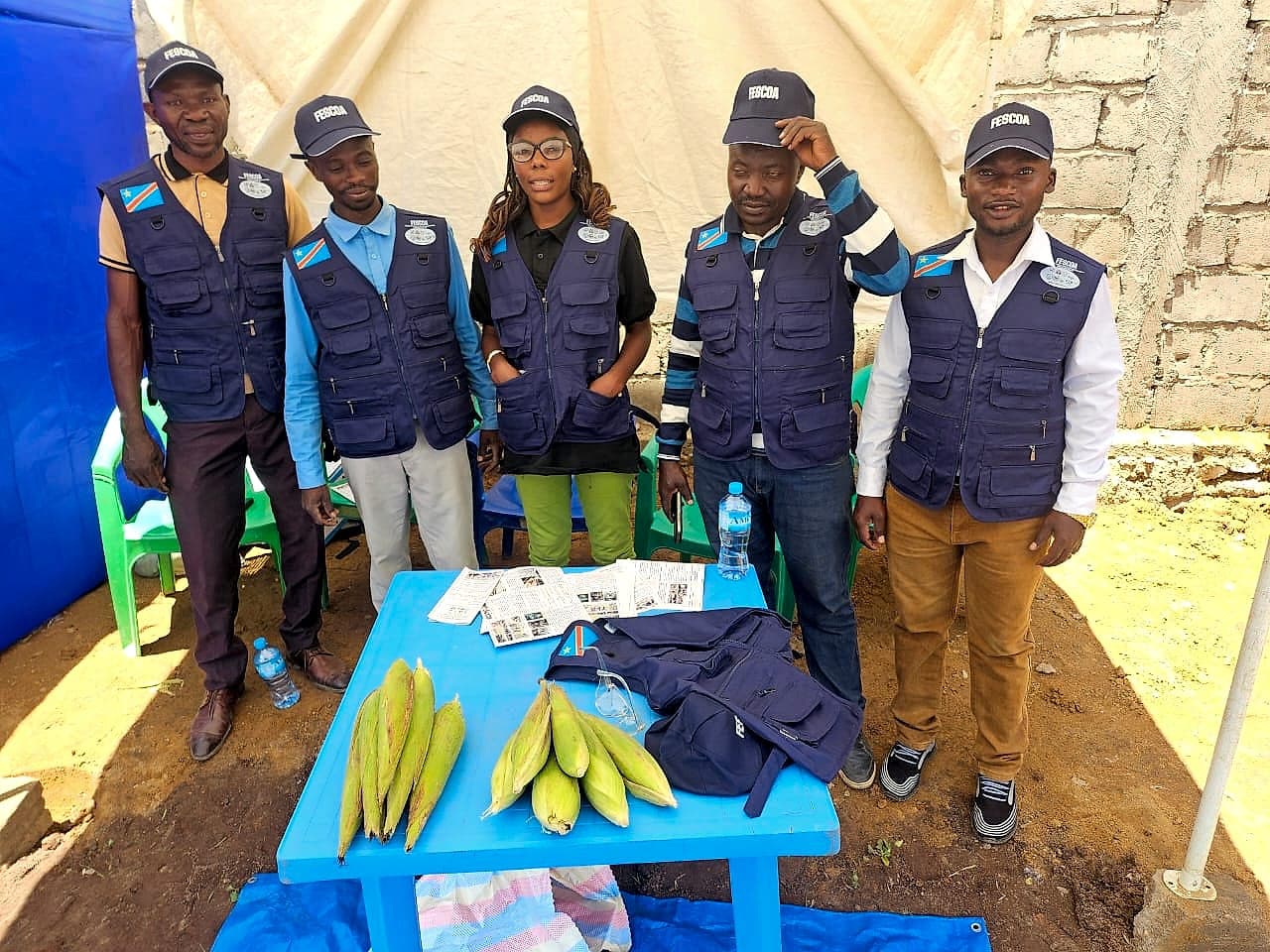 L'équipe de la Fédération au stand, produits des coopératives exposés
